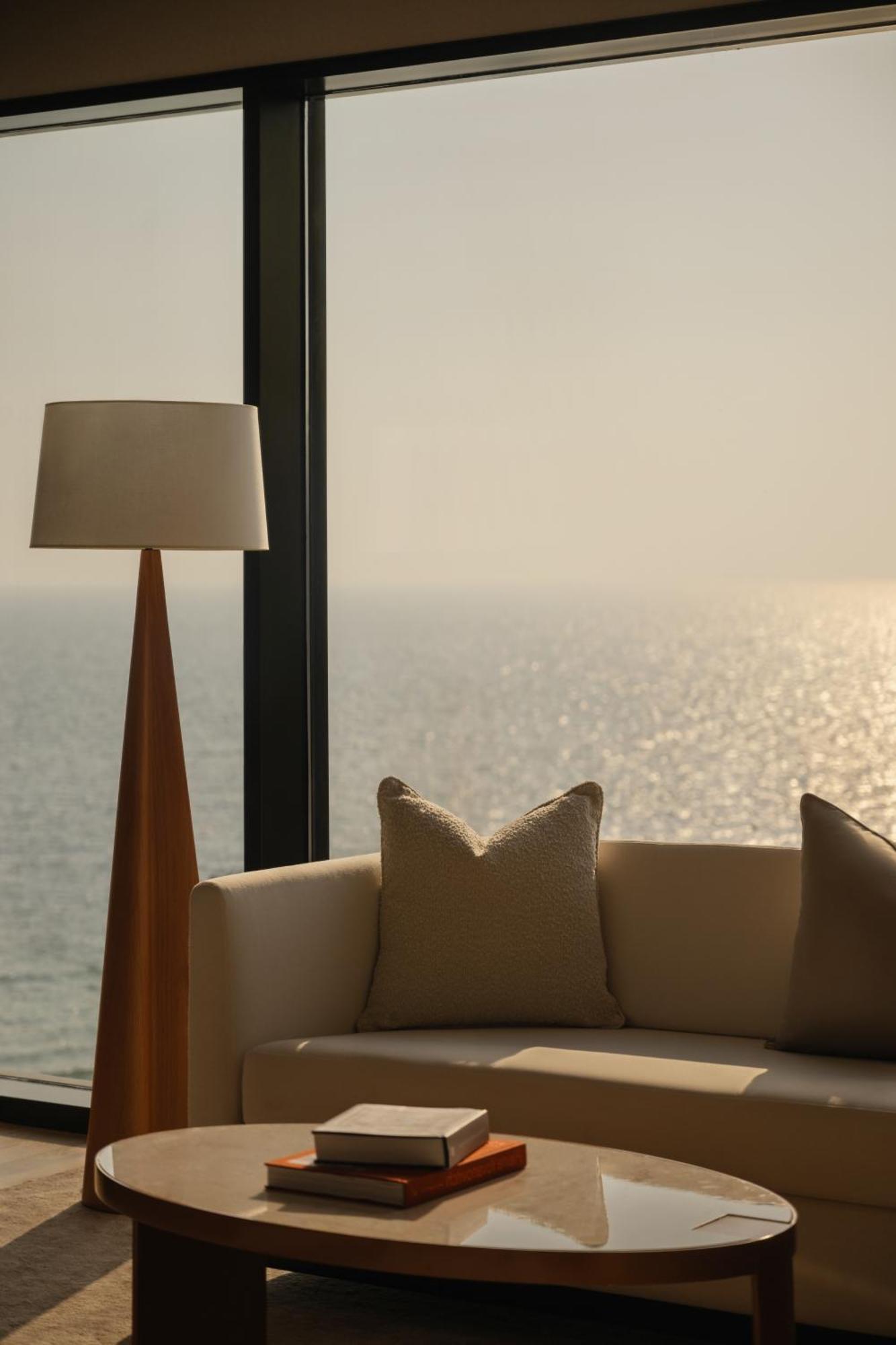 Delano Dubai At Bluewaters Hotel Екстериор снимка A floor lamp