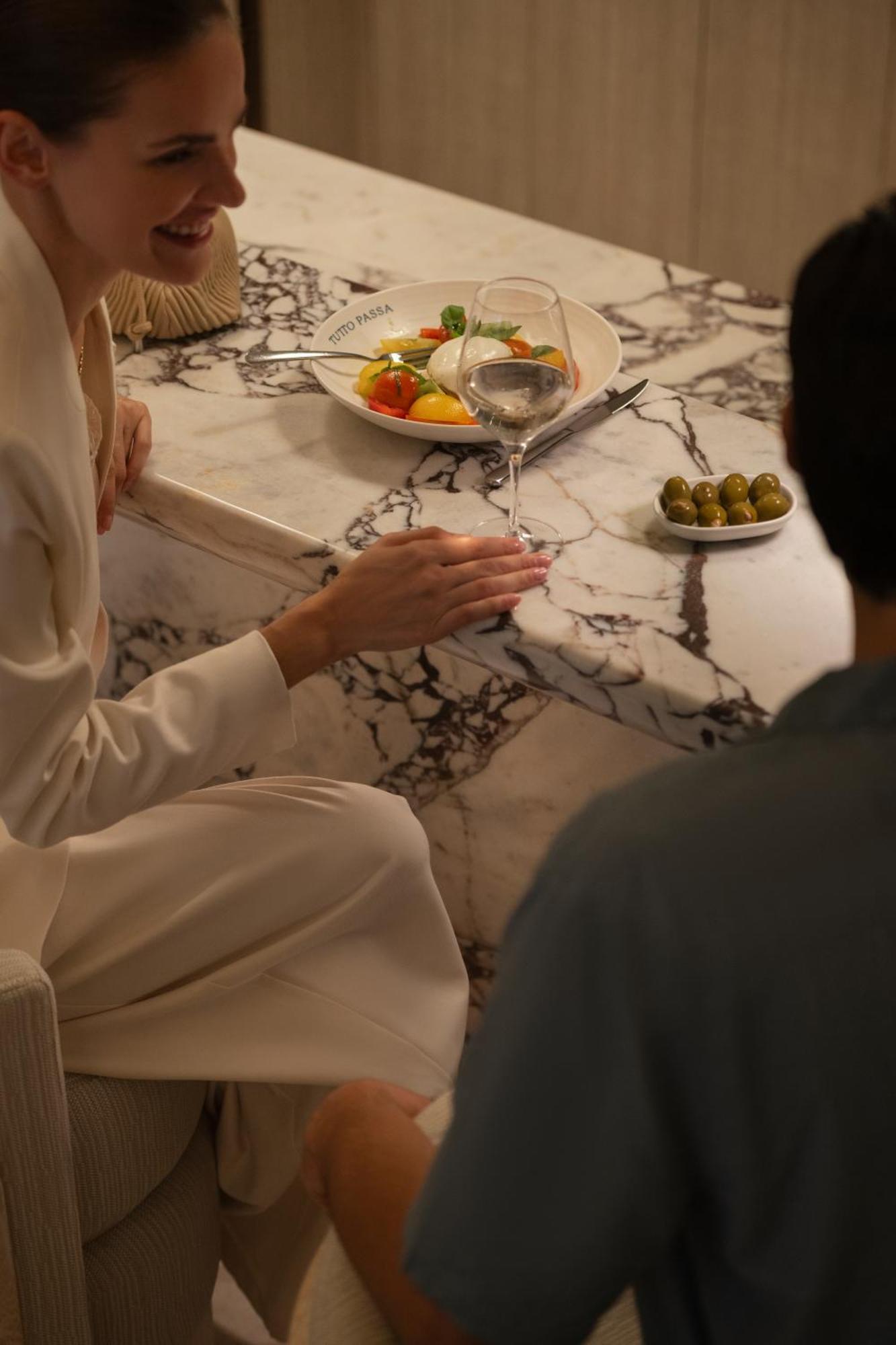 Delano Dubai At Bluewaters Hotel Екстериор снимка A woman holding a wine glass