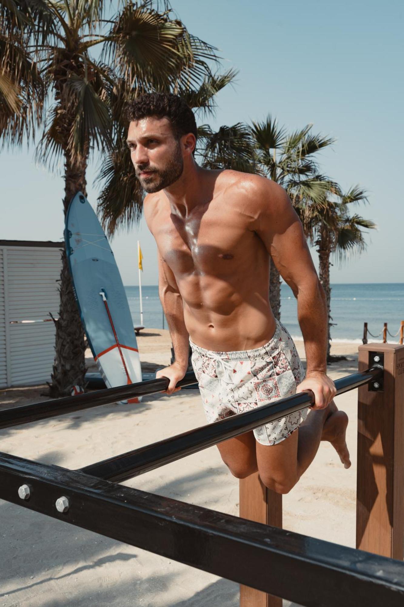 Delano Dubai At Bluewaters Hotel Екстериор снимка A man doing dips