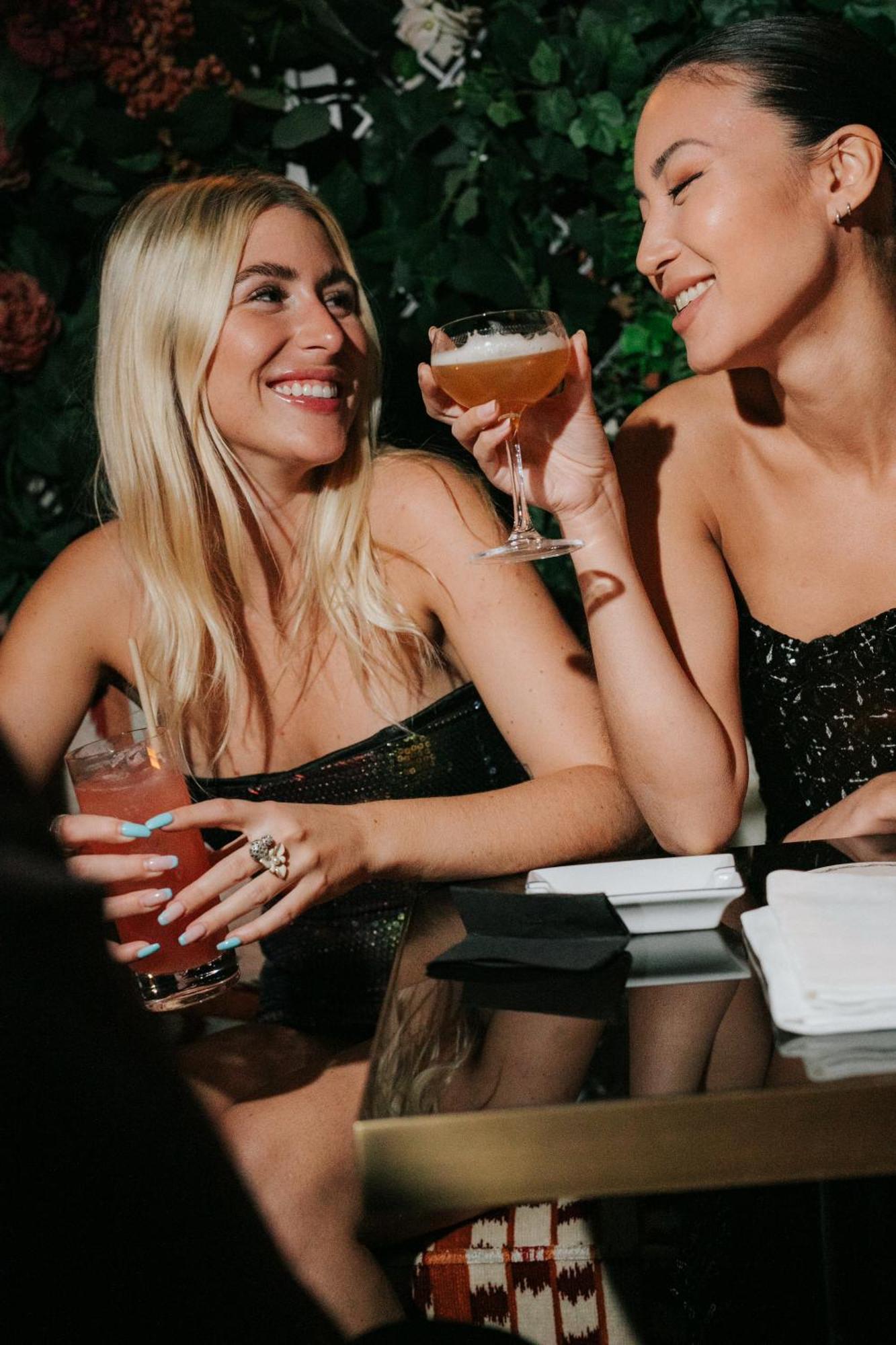 Delano Dubai At Bluewaters Hotel Екстериор снимка Two women drinking cocktails